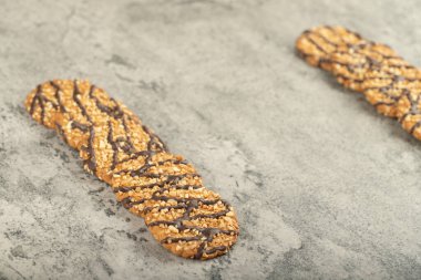 Taşa fındıklı yulaflı çikolatalı bisküvi yığını. Yüksek kalite fotoğraf