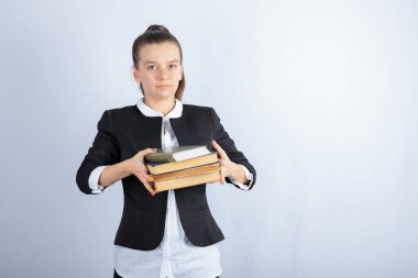 Genç bir öğrencinin beyaz arka plandaki birine kitap vermesi. Yüksek kalite fotoğraf