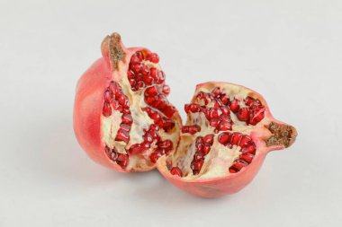 Dilimlenmiş taze olgun nar beyaz masaya konur. Yüksek kalite fotoğraf