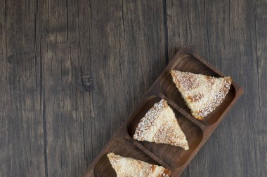 Ahşap zemin üzerinde lezzetli pasta parçaları olan ahşap bir tahta. Yüksek kalite fotoğraf