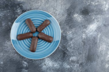 Mermer arka planda mavi çikolata kremalı rulo. Yüksek kalite fotoğraf