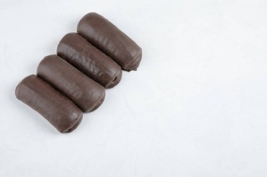 Beyaz arka planda dört tatlı, lezzetli çikolatalı kek. Yüksek kalite fotoğraf