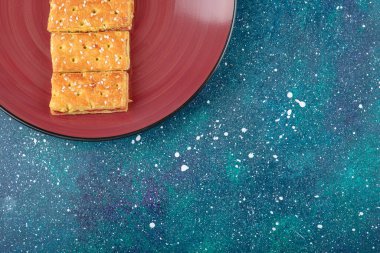 Mavi arka planda kırmızı kıtır kıtır tuzlu bisküvi. Yüksek kalite fotoğraf