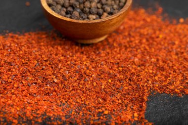 Kırmızılı kırmızı biber yığını ve siyah üzerine karabiber. Yüksek kalite fotoğraf