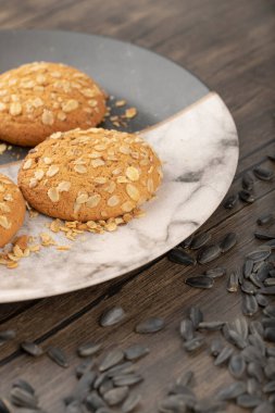 Tahta masaya siyah ayçiçeği tohumlu çok tahıllı kurabiyeler. Yüksek kalite fotoğraf