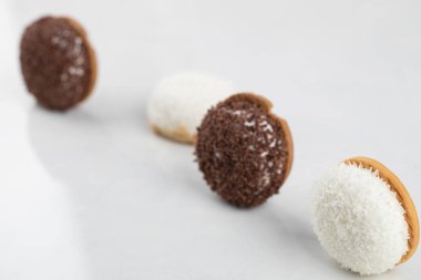 Çikolata kremalı kurabiyeler ve beyaz arka planda çikolata parçacıkları. Yüksek kalite fotoğraf