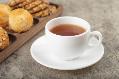 Bir fincan sıcak çay ve masada çeşitli tatlılar. Yüksek kalite fotoğraf