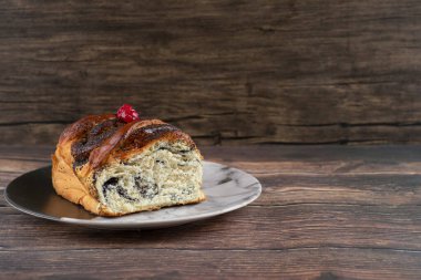 Ahşap yüzeye dilimlenmiş taze hamur işi. Yüksek kalite fotoğraf