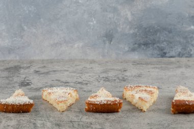 Arkaplanda hindistan cevizi parçacıkları olan lezzetli bir pasta dilimleri. Yüksek kalite fotoğraf