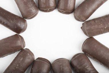 Beyaz arka plana yerleştirilmiş lezzetli çikolatalı kekler. Yüksek kalite fotoğraf