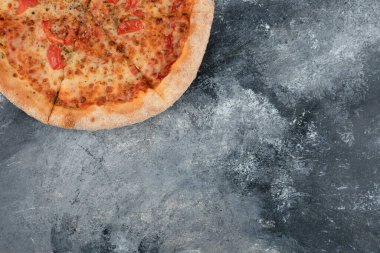 Mermer yüzeyine yerleştirilmiş lezzetli margherita pizzası. Yüksek kalite 3d illüstrasyon