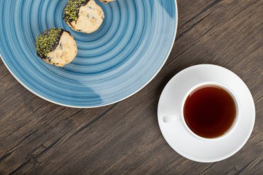 Tahta masaya konmuş bir fincan çayla ev yapımı kurabiye. Yüksek kalite fotoğraf