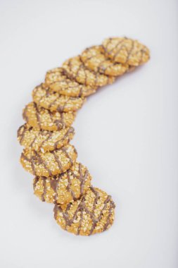 Beyaz yüzeyde fındıklı ev yapımı yulaf kurabiyesi yığını. Yüksek kalite fotoğraf