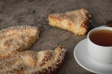 Kek dilimleri ve hindistan cevizi dilimleri bir taş masaya konur. Yüksek kalite fotoğraf