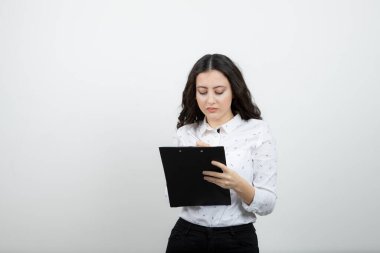 Beyaz duvara kurşun kalemle yazı yazan başarılı bir iş kadını. Yüksek kalite fotoğraf