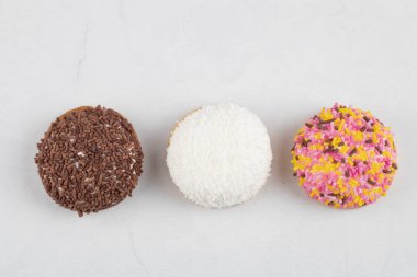 Beyaz arka planda renkli serpiştirilmiş tatlı kurabiyeler. Yüksek kalite fotoğraf