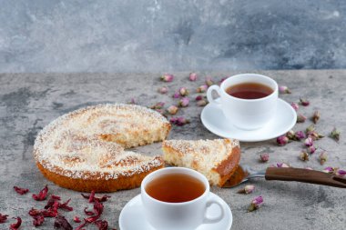 Yuvarlak, lezzetli bir pasta ve mermer bir arka planda çay. Yüksek kalite fotoğraf