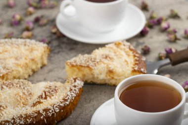 Kek dilimleri ve hindistan cevizi dilimleri bir taş masaya konur. Yüksek kalite fotoğraf