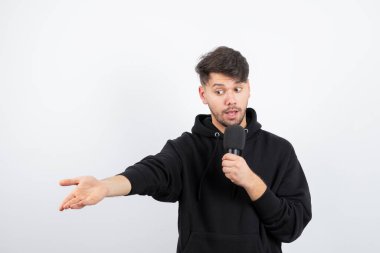 Mikrofonda hit olan yakışıklı şarkıcının portresi. Yüksek kalite fotoğraf