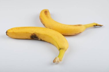 Beyaz arka plana yerleştirilmiş lezzetli olgun sarı muzlar. Yüksek kalite fotoğraf