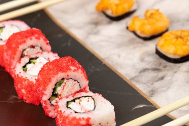 Taze krem peynirli suşi ve tabakta karides. Yüksek kalite fotoğraf