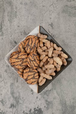 Taş bir arka planda yulaflı kurabiye ve fındıklı güzel bir tabak. Yüksek kalite fotoğraf