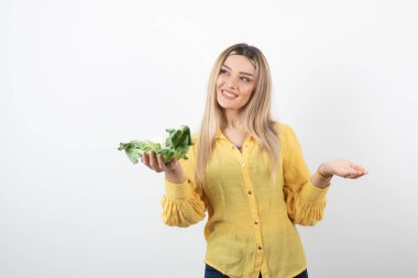 Gülümseyen güzel bir kadın modelin elinde karnabahar tutarken fotoğrafı. Yüksek kalite fotoğraf