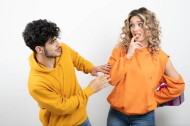 Genç esmer adam sarışın kadından hediye kutusunu almaya çalışıyor. Yüksek kalite fotoğraf