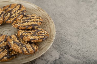 Taş masada seramik tabakta jöleli yulaf ezmeli bisküvi. Yüksek kalite fotoğraf