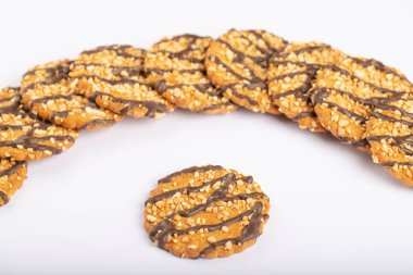 Beyaz yüzeyde fındıklı ev yapımı yulaf kurabiyesi yığını. Yüksek kalite fotoğraf