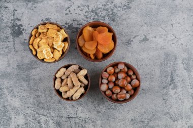 Tahta kaselerde kraker, kurutulmuş kayısı, fındık ve fıstık. Yüksek kalite fotoğraf