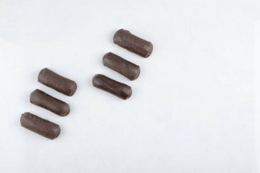 Beyaz arka planda izole edilmiş süt kremalı çikolatalı rulo. Yüksek kalite fotoğraf