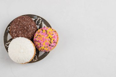 Gövdesine renkli şekerlemeler serpiştirilmiş üç daire şeklinde kurabiye. Yüksek kalite fotoğraf