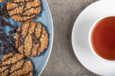 Masada bir fincan çaylı mavi yulaflı bisküvi. Yüksek kalite fotoğraf