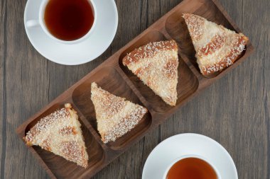 Bir tabak dilimlenmiş meyve turtası ve ahşap masada sıcak çay. Yüksek kalite fotoğraf