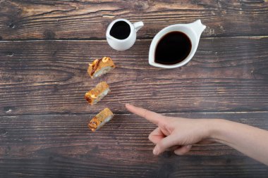 Ahşap arka planda elle gösterilen tempura suşi ruloları ve soya sosu. Yüksek kalite fotoğraf
