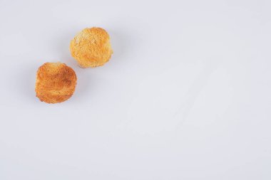 Beyaz arka planda nefis ev yapımı çıtır kurabiyeler. Yüksek kalite fotoğraf