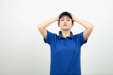 Kameraya bakan mavi şapkalı genç bayan kuryenin portresi. Yüksek kalite fotoğraf