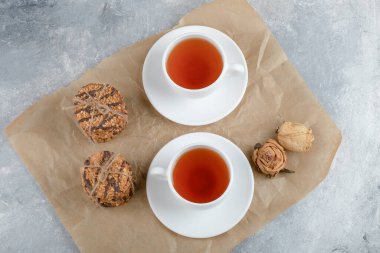 Tohumlu lezzetli bisküviler ve mermer arka planda bir fincan çayla çikolatalı. Yüksek kalite fotoğraf
