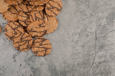 Taş bir arka planda izole edilmiş çikolata soslu bazı lezzetli kurabiyeler. Yüksek kalite fotoğraf