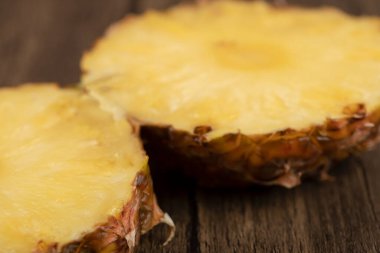 Tahta bir masanın üzerine iki taze olgun ananas dilimi. Yüksek kalite fotoğraf