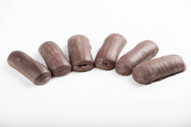 Beyaz arka plana yerleştirilmiş çikolata çubukları. Yüksek kalite fotoğraf