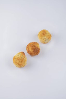 Beyaz arka planda nefis ev yapımı çıtır kurabiyeler. Yüksek kalite fotoğraf