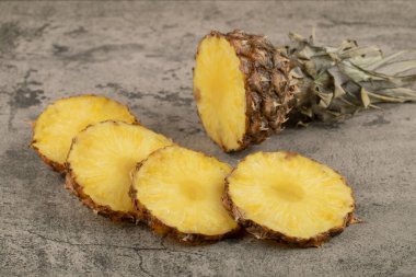 Tacı taş zemine yerleştirilmiş sulu olgun ananas. Yüksek kalite fotoğraf