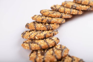 Beyaz yüzeyde fındıklı ev yapımı yulaf kurabiyesi yığını. Yüksek kalite fotoğraf