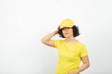 Beyaz arka plan üzerinde poz güzel bir genç kadının portresi  