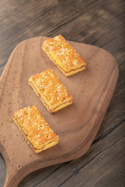 Tahta bir masaya yerleştirilmiş tahta kesme tahtası. Yüksek kalite fotoğraf