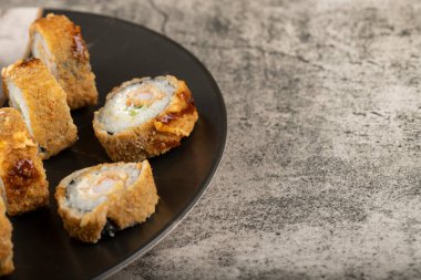 Mermer tabak dolusu sıcak suşi, dokuları yuvarlıyor. Yüksek kalite fotoğraf