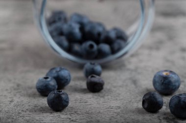 Taş zeminde taze yaban mersini dolu cam kavanoz. Yüksek kalite fotoğraf