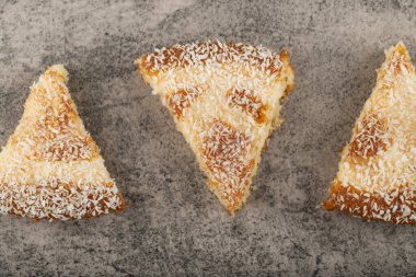 Kek dilimleri ve hindistan cevizi dilimleri bir taş masaya konur. Yüksek kalite fotoğraf